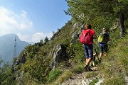 22 Il bosco si dirada e il sentiero sale in traverso l'erboso-roccioso versante ovest del Pizzo di Spino
